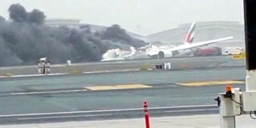 Boeing 777 crasht en vliegt in brand op luchthaven van Dubai 