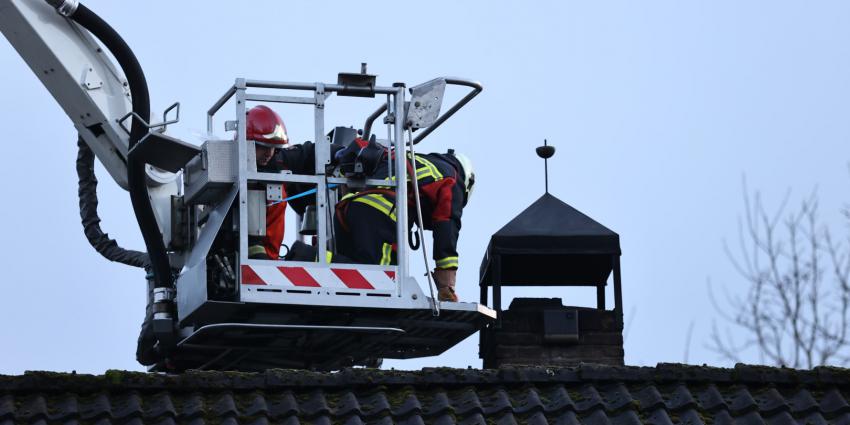 Brandweer veegt schoorsteen