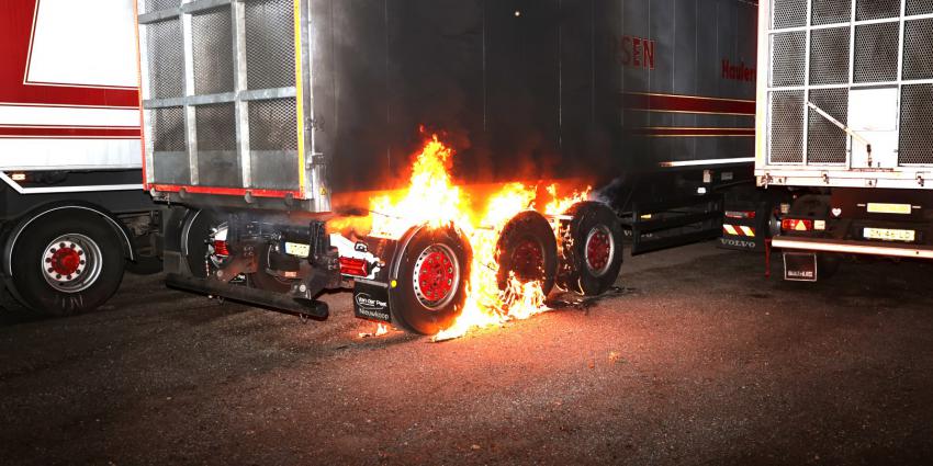 Wielen van trailer in brand