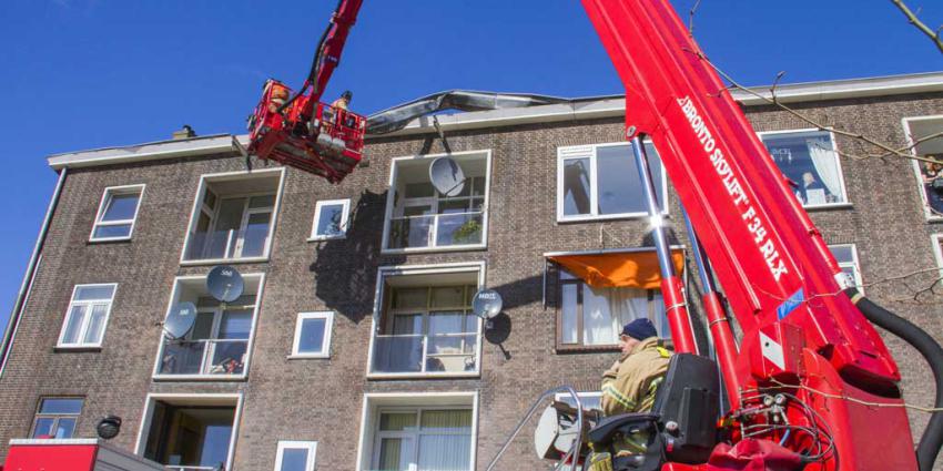Storm rukt deel dakgoot van flat in Vlaardingen