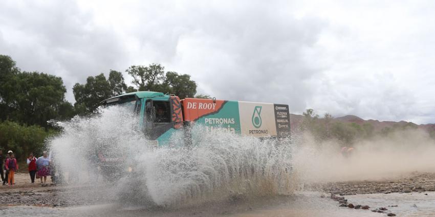 Regen tijdens Dakar Rally doet Ton van Genugten de das om