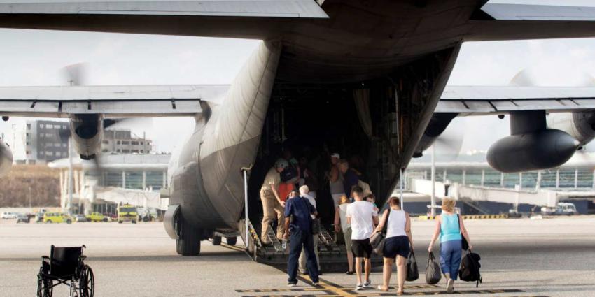 Koning Willem-Alexander bezoekt getroffen Sint Maarten