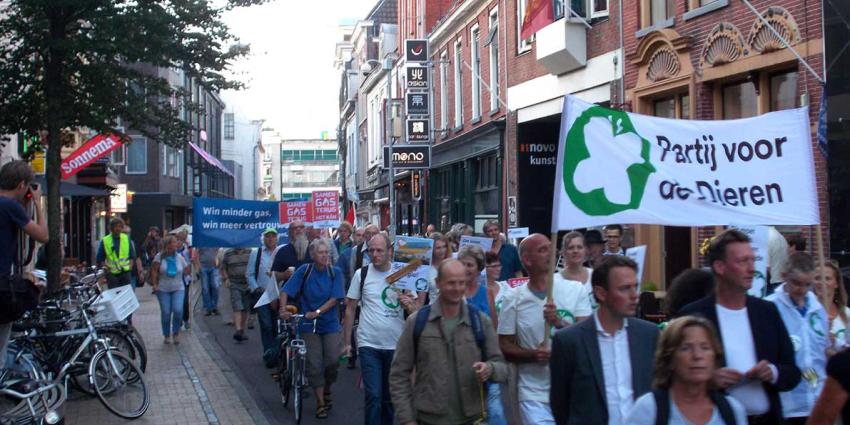 Noodklokken geluid in optocht door Groningse binnenstad tegen gaswinning