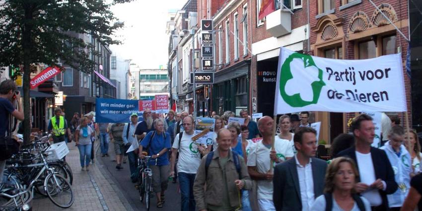 Noodklokken geluid in optocht door Groningse binnenstad tegen gaswinning
