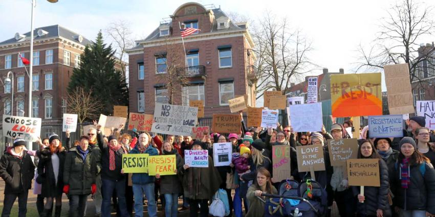 Demonstratie tegen Trump op Museumplein bij Amerikaans Consulaat