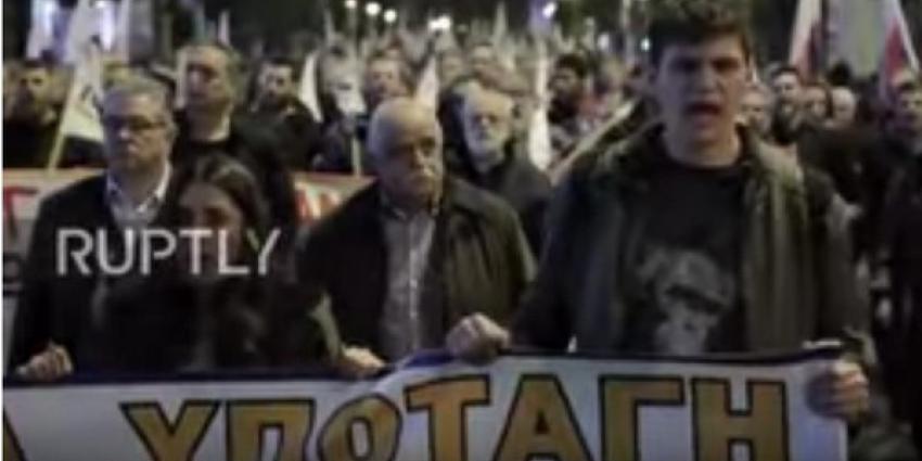 Duizenden grieken de straat op vanwege enorme verarming door EU-maatregelen