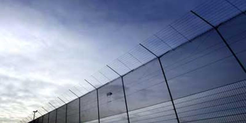 Gedetineerden maken gat in muur Berlijnse gevangenis en ontsnappen
