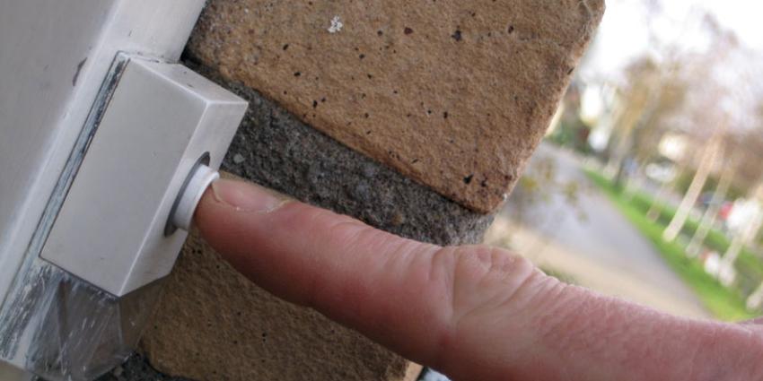 Vrouw bij voordeur beroofd van I-Phone