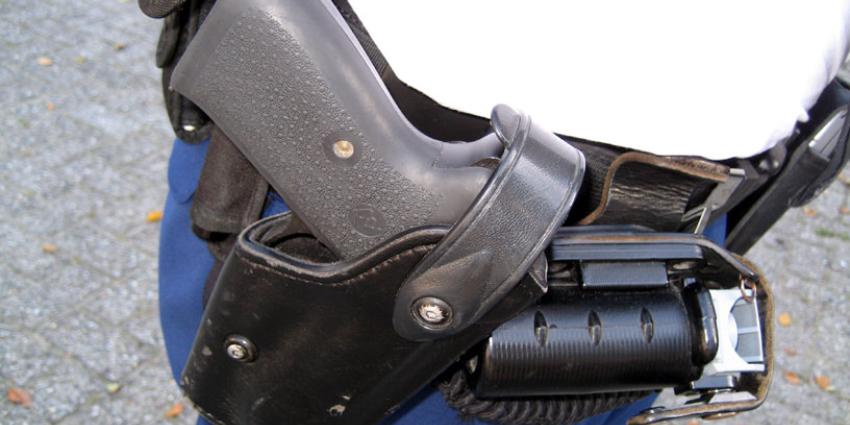 Politie lost waarschuwingsschot op man met pak geld op zak