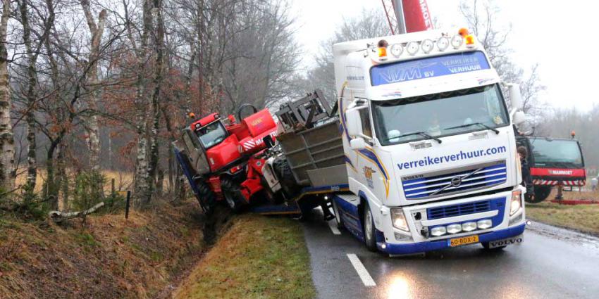 Zware vrachtwagen raakt in greppel bij Drentse Papenvoort 