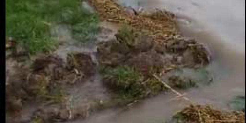 Gat in dijk gegraven van de Maas bij Brakel