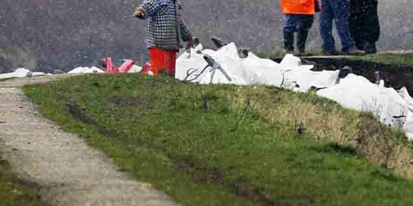 Gat in dijk gegraven van de Maas bij Brakel