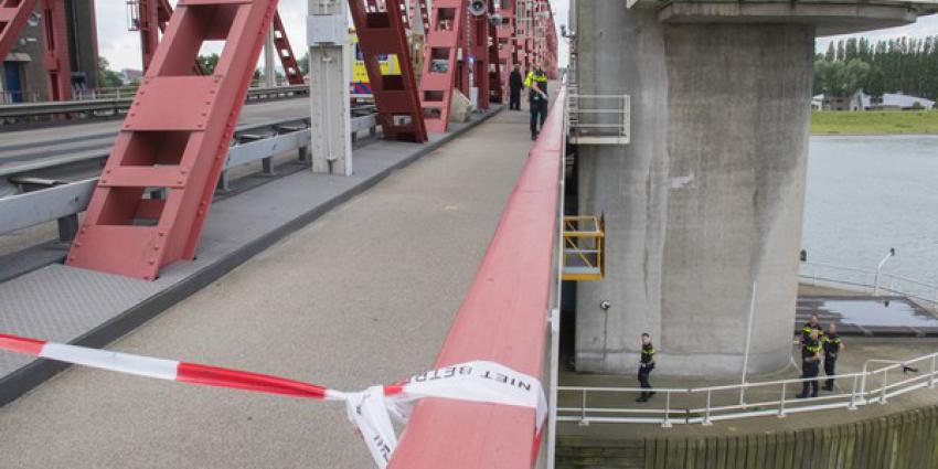 Man overleden na val van brug