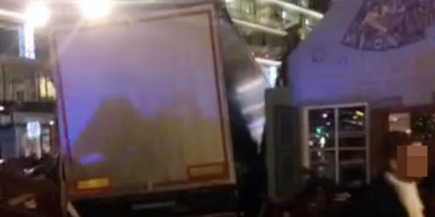 Vrachtauto rijdt in op Kersmarkt in Berlijn. Doden en gewonden