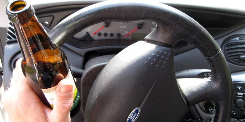 Vrouw rijdt drie keer tegen dezelfde auto aan