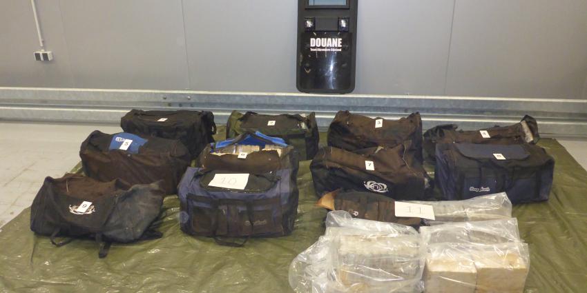 16 sporttassen vol met cocaïne aangetroffen in Rotterdamse haven
