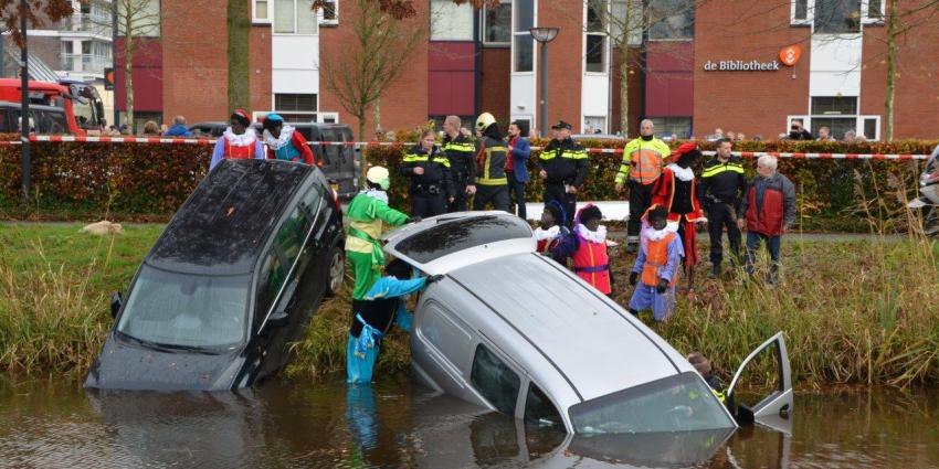 Zwarte Pieten en agenten redden vrouw uit water tijdens Sinterklaasintocht