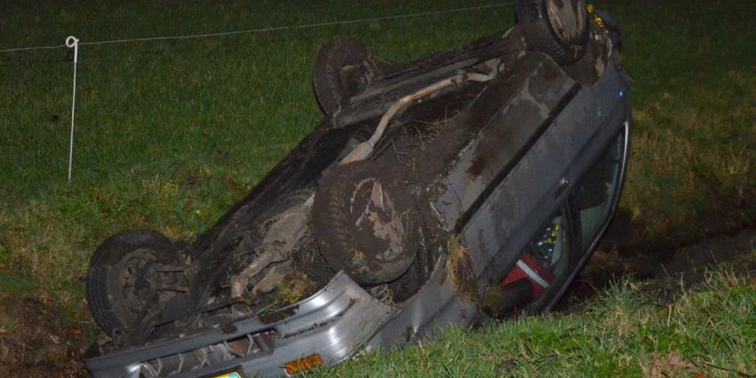 Auto op de kop in de sloot