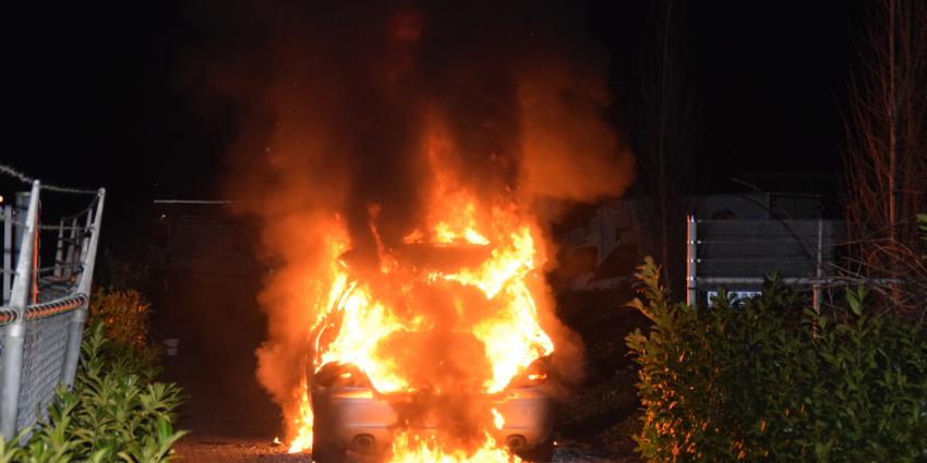 Auto in brand na avondje biljarten