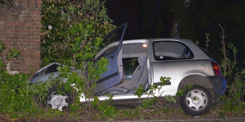 Automobiliste ramt muur in Oude Pekela