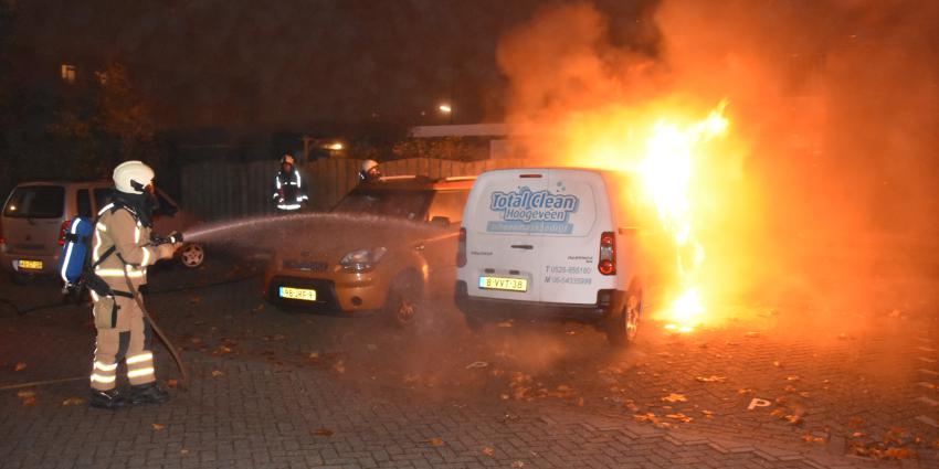 Brandweer blust autobrand