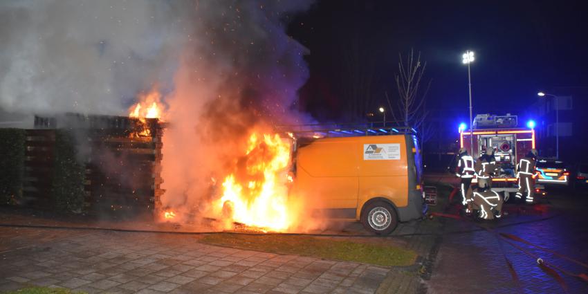 Brandweer blust autobrand