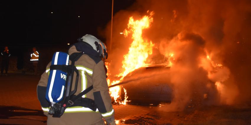 Auto volledig in brand