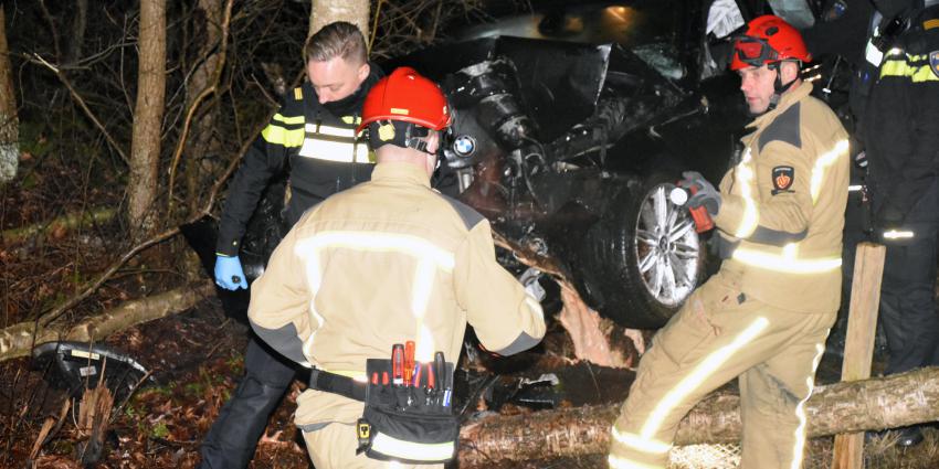 brandweer bevrijdt slachtoffer uit auto