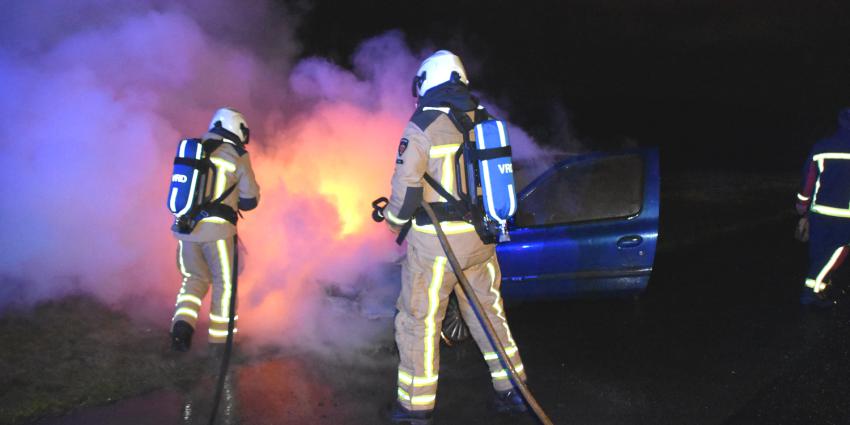 Brandweer blust autobrand