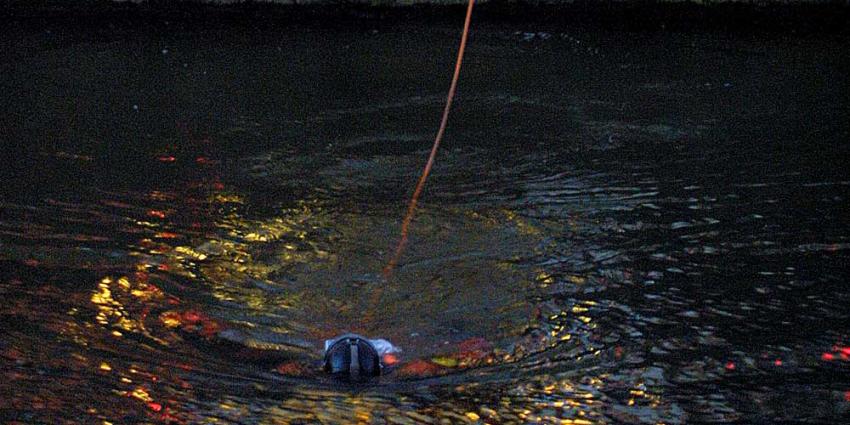 Vrouw gewond na auto te water