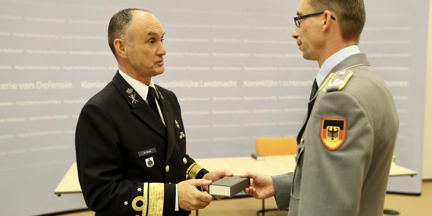 Viceadmiraal Arie Jan de Waard (links) zette namens Defensie de handtekening.