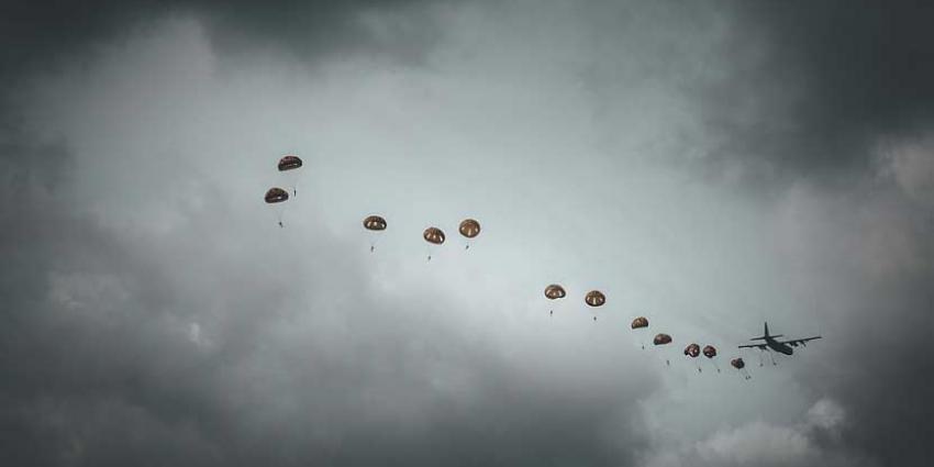 Airborne herdenking met paradroppings in Ede trekt veel bezoekers