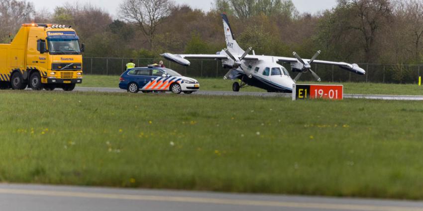 Vliegtuig doorgezakt tijdens landing door afbrekend neuswiel