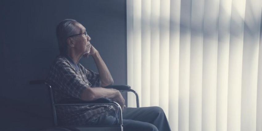 Man kijkt eenzaam uit het raam