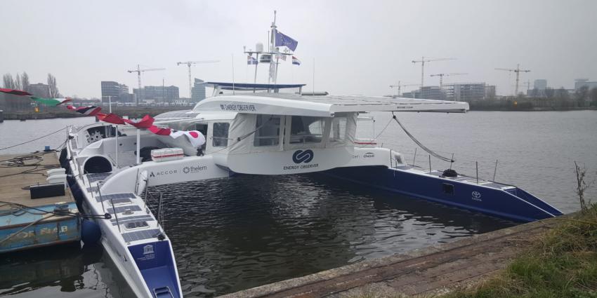 Schip dat op waterstof vaart aangemeerd in Amsterdam