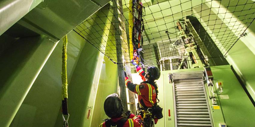Reddingsteam brandweer oefent in topje van de Erasmusbrug
