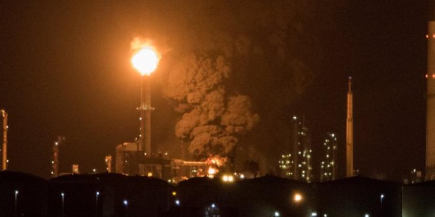 Zeer grote brand bij Esso raffinaderij in Rotterdam 