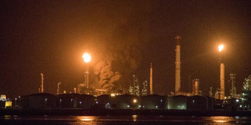 Zeer grote brand bij Esso raffinaderij in Rotterdam 