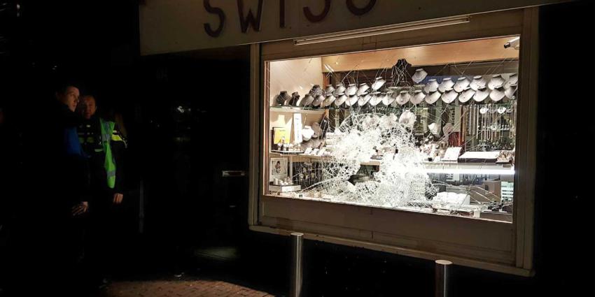 Overvallers slopen etalageruit juwelier Kinkerstraat en nemen sieraden mee
