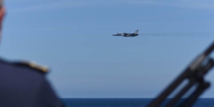 Russische gevechtsvliegtuigen scheren langs Nederlands fregat