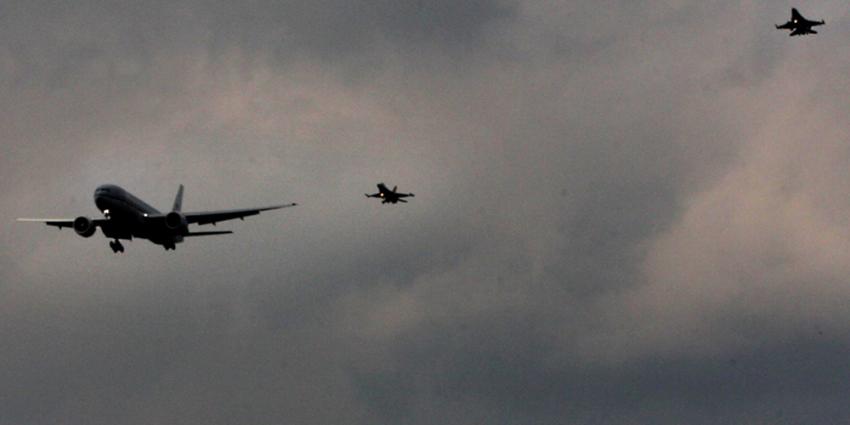 Foto van twee F16's die vliegtuig onderscheppen | Archief EHF