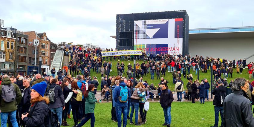 Demonstranten op Museumplein