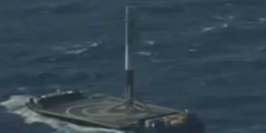 Falcon 9 raket weet succesvol op drijvend platform in zee te landen