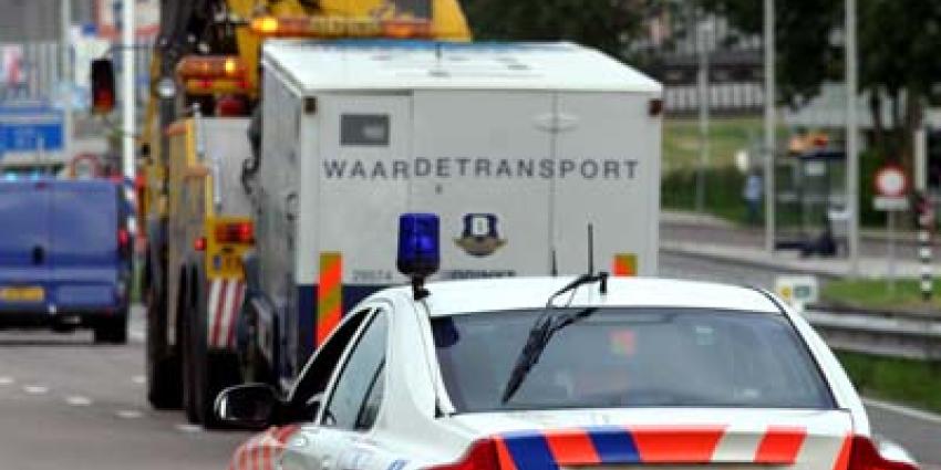 Foto van Brink's geldtransport en politieauto | Archief EHF