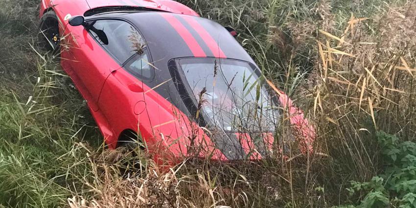 Dure Ferrari raakt in de sloot