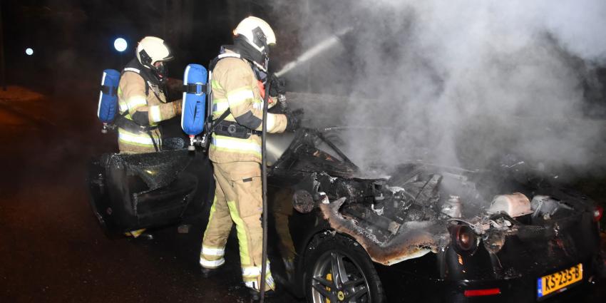 Gloednieuwe Ferrari in vlammen op in Den Dolder