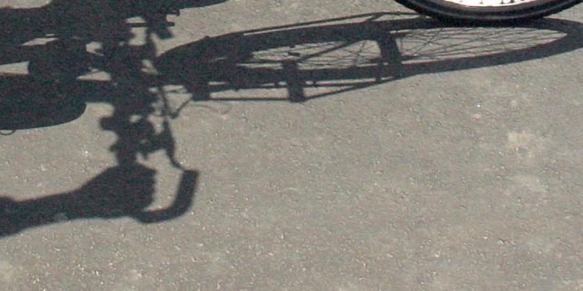 Verdachte situatie met kentekenplaten bestelbus leidt naar loods vol gestolen fietsen