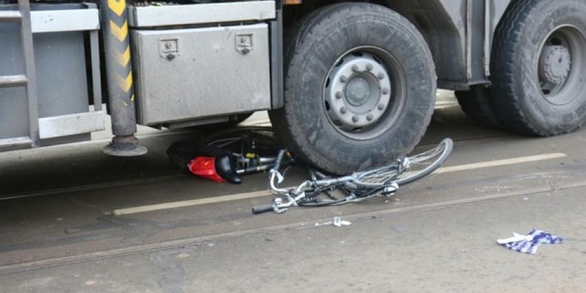 Fietsster onder vrachtwagen na aanrijding