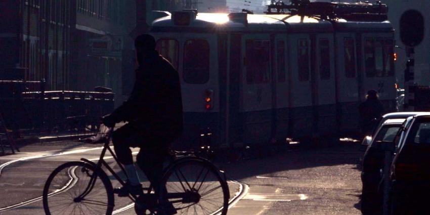 Amsterdammer (48) rijdt ondergrondse fietsenstalling in en overlijdt na val