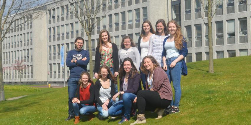 TU Delft studenten laten bacteriecellen zelfstandig bio-lens produceren